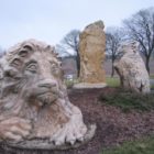 Hraniční kámen u Pilské nádrže - socha lva a orlice