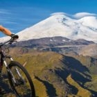 Horolezec Radek Jaroš vyrazí na cestu k Elbrusu na kole