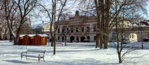 Kamennou vázu na průčelí Horácké galerie nahradí její kopie