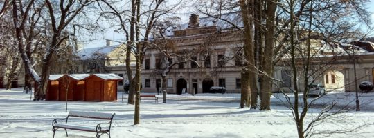 Kamennou vázu na průčelí Horácké galerie nahradí její kopie