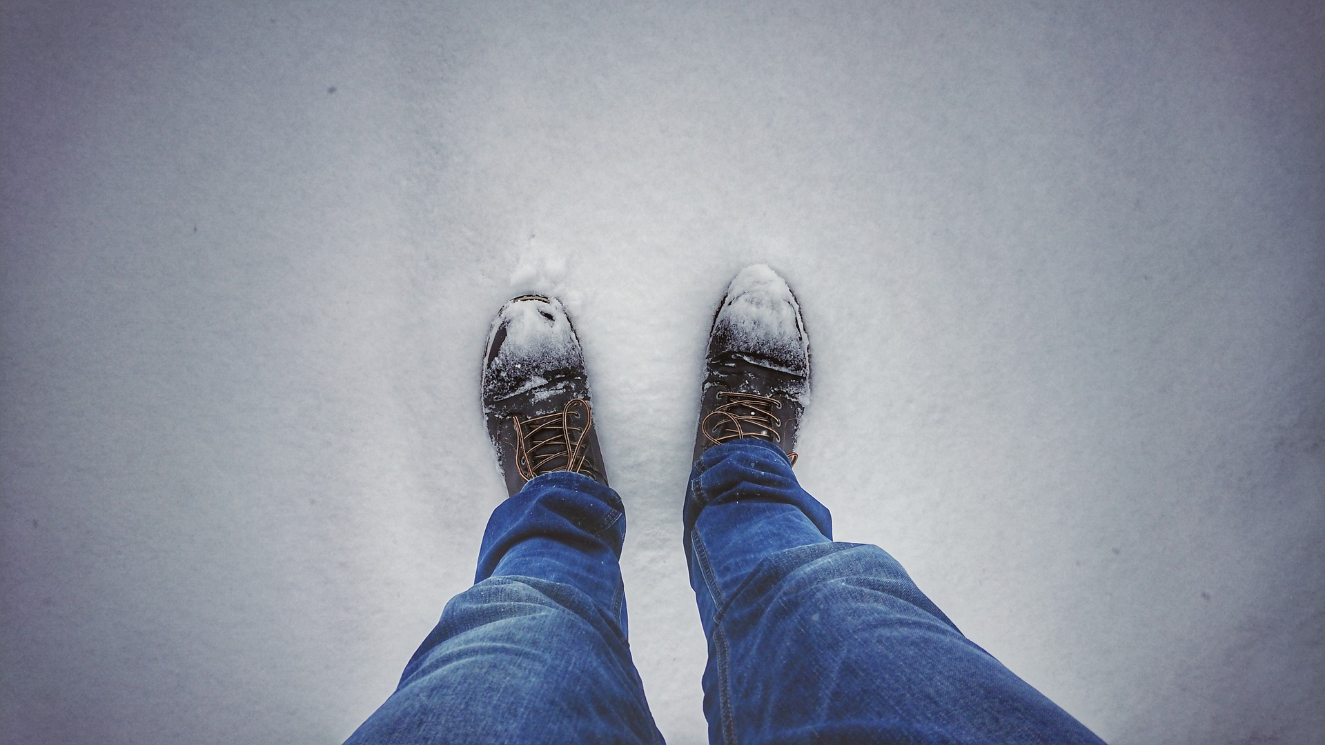 Ноги снежок. Ноги в снегу. Ноги на снегу вид сверху. Снег под ногами. Заснеженные ботинки.