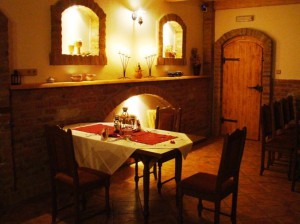 Posezení ve vinárně s pískovcovým sklípkem. hotel-podlesi-1-vinny-sklep
