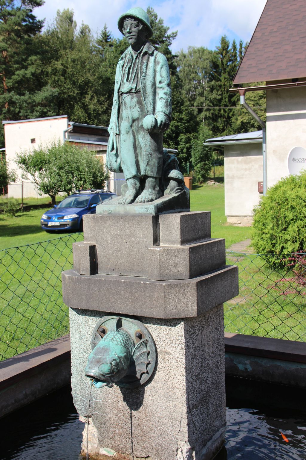 Ve Svratce opraví kašnu s plastikou Houbaře